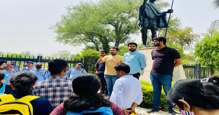 डीयू के यूएसआईसी में छात्रों पर शुल्क लगाने पर विरोध में उतरी एबीवीपी डीयू के यूएसआईसी में छात्रों पर शुल्क लगाने पर विरोध में उतरी एबीवीपी